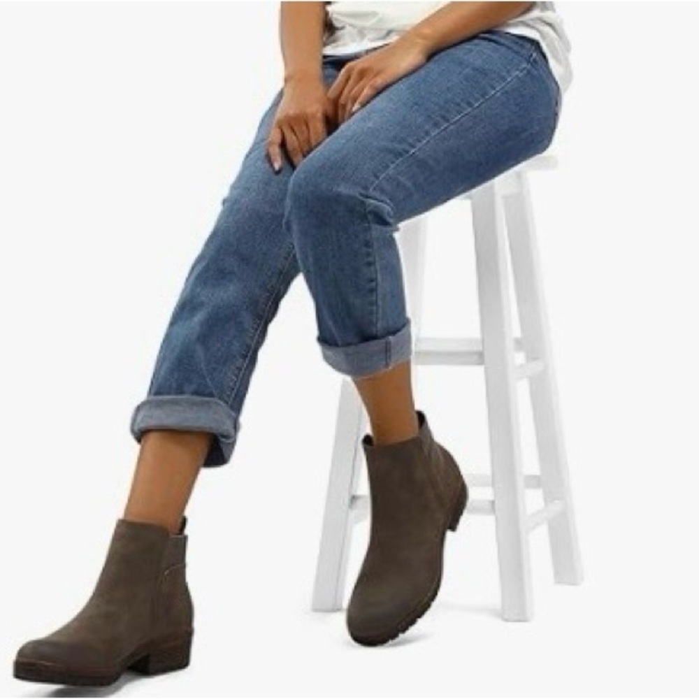 Elegant Brown Ankle Booties Size 8 - Picture 6 of 16